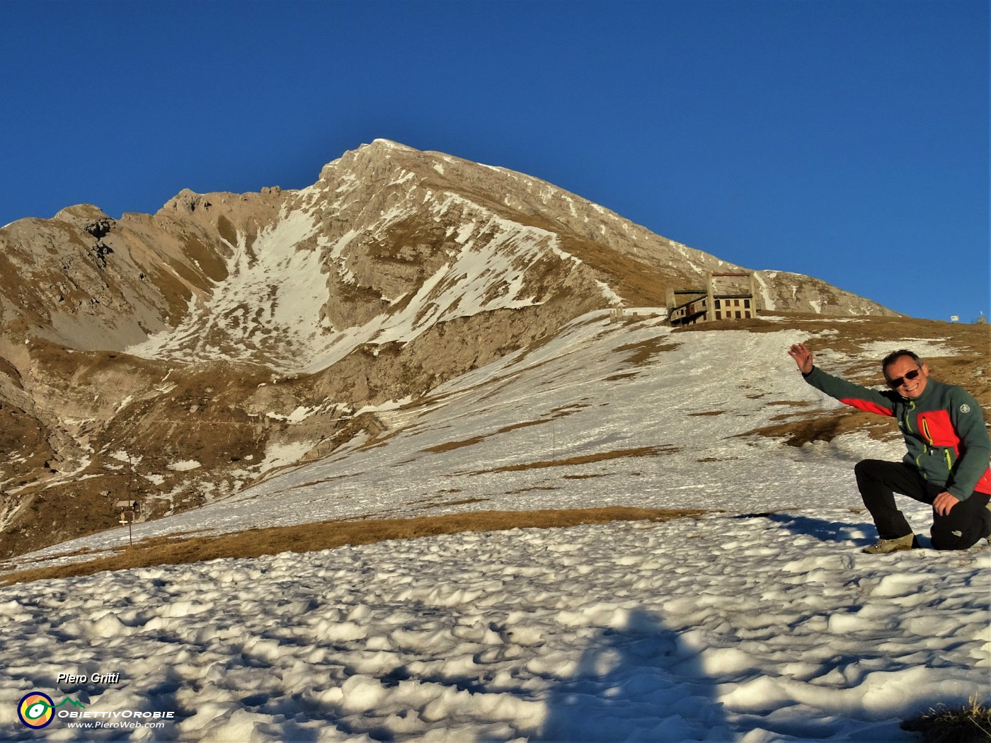 65 Splendida Val Arera ancora in parte ricoperta da neve baciata dal sole .JPG